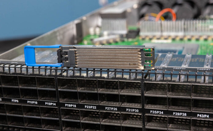 Marvell-Teralynx-10-400G-OSFP-LR4-Optic-4-Heatsink